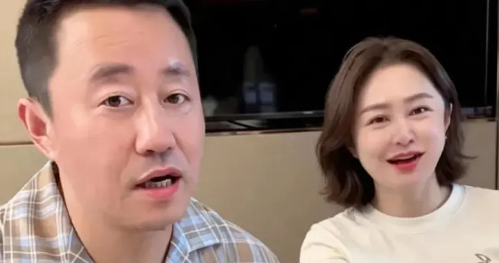 王小宝和妻子吴琼直播，有粉丝调侃：你又找了个年轻小媳妇，王小宝当场回应...