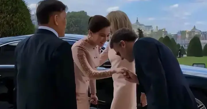 马克龙戴上墨镜，几个细节藏不住对苏提达王后的欣赏，吻手礼真诚