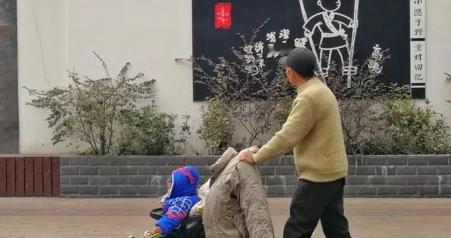 中年人的“夹心”困境，上有老下有小，谁来帮忙