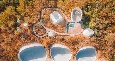 文旅地标 ①｜阿那亚：从负债10亿烂尾楼，到年入30亿的精神乌托邦