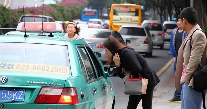 为什么大家宁愿在路边等网约车，也不愿意去坐就在路边的出租车？