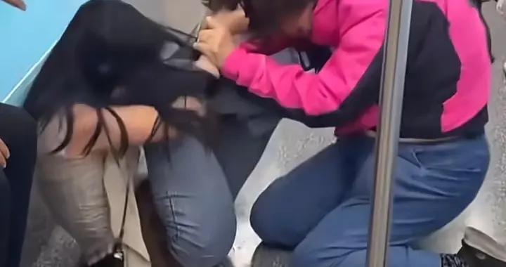 上海地铁两女子互殴后续：警方通报，目击者：大妈的战斗力不一般