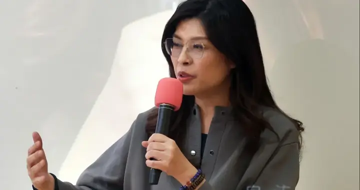 郑丽文韩国瑜联手，侯友宜卢秀燕“低头”，国民党向中央集权蜕变