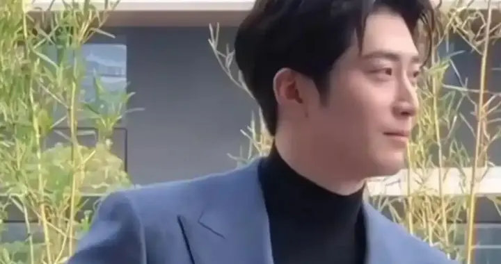 大大方方秀恩爱,窦骁独自参加活动这个举动稍显刻意,但不妨碍打脸