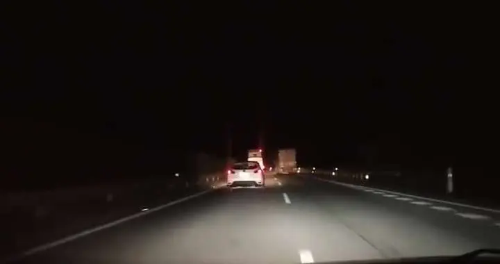 都2026年了，还有人不知道晚上跑高速公路开远光灯还是近光灯？