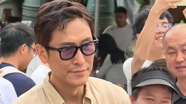 于是欣妍：马德钟现身内地大排档！56岁状