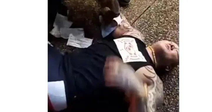 震撼揭秘！馆长中枪后血泊直播，背后隐藏的政治黑幕令人震惊！