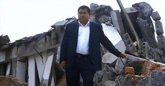 那个为汶川地震捐款一亿的百亿富豪，因为身体透支，45岁便去世了