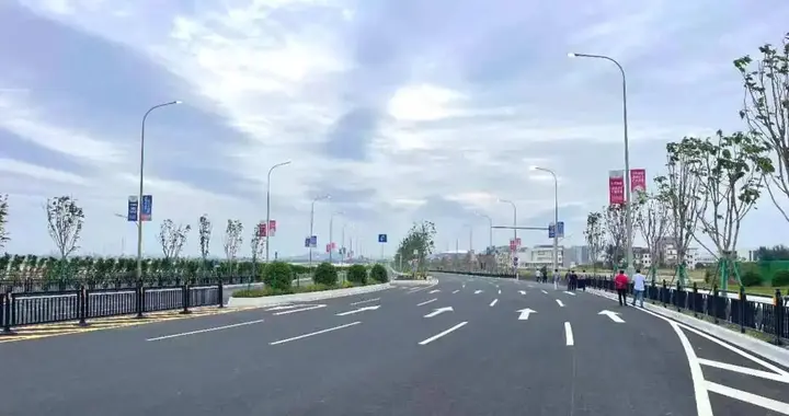 迎宾大道东延线顺利通过竣工验收