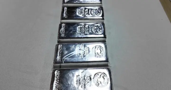 白银暴跌刷新46年历史纪录！单日蒸发2万亿，全球投资者彻夜无眠