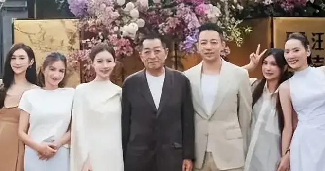 离婚夫妻不同框，张兰没拍全家福，汪大爷站C位与儿子儿媳关系好