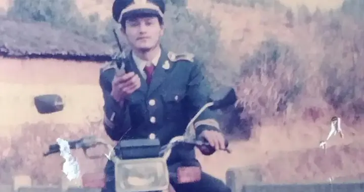 初中同桌因家贫吃住我家1年多，后当上公安局局长，见我不理不睬