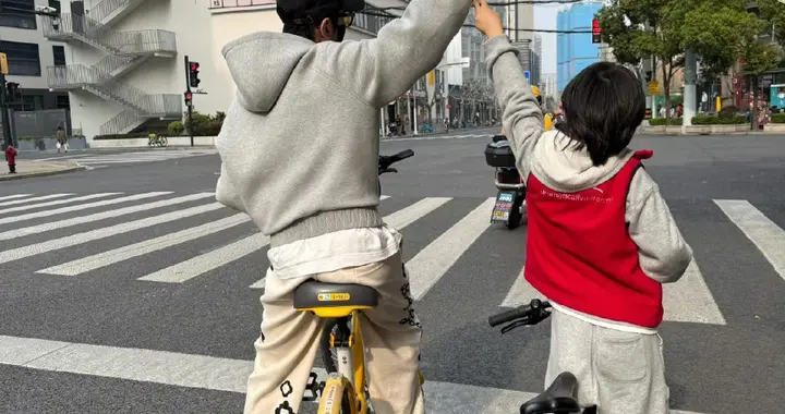 黄晓明破天荒晒小海绵合照，骑共享带儿子骑行，满眼父爱藏不住
