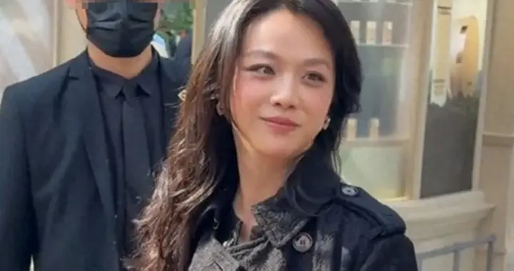 46岁汤唯参加活动，挥手打招呼大肚子抢镜，看着像怀孕六七个月
