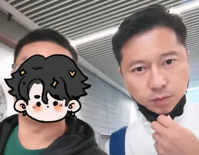 王雷和李小萌回北京，他素颜冷脸胸肌很饱满，妻子又白又瘦很漂亮