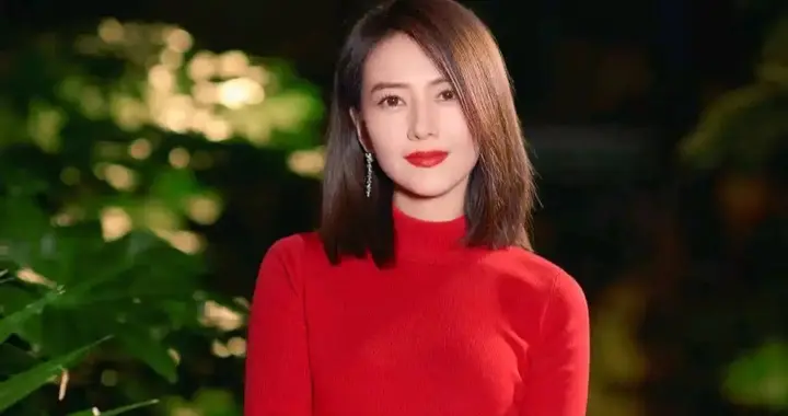 高圆圆：红色长裙，美得让人惊艳