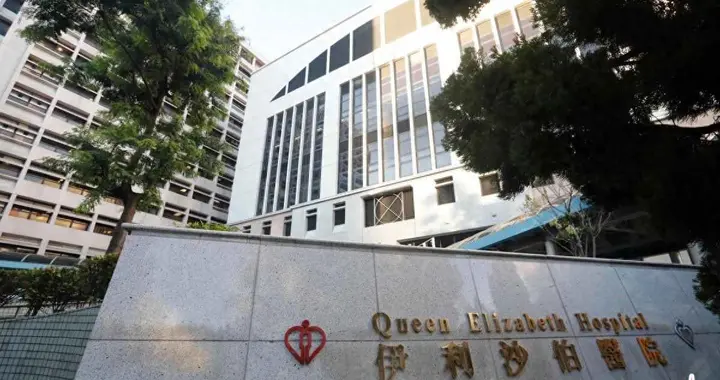 父亲喂女儿喝“毒水”，母亲报警救下两人，三代同住的屋邨悲剧