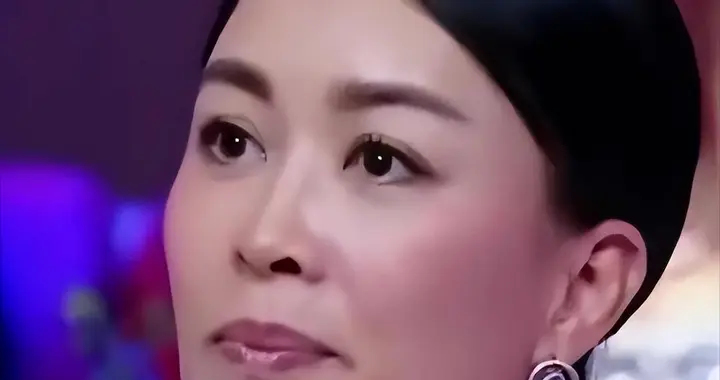 善恶终有报，这一次，何炅也救不了 58 岁口无遮拦、被骂狂妄的那英