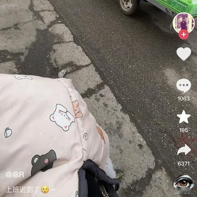 映衬社会的身影：网友在街上拍到这样一幕