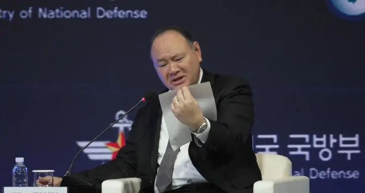哗众取宠！菲防长借纸条对华发难，外交部直接驳斥，中方拒绝参会
