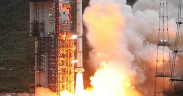 高压雷电击中长征火箭，中国卫星却仍精准入轨，外媒重新认识中国