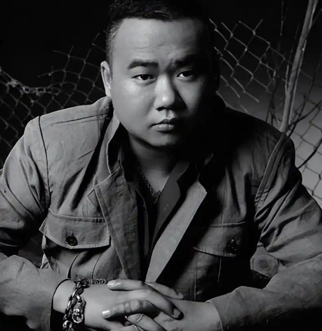 歌手苟伟突然猝死，死因曝光，生前直播眼凸气喘，和张杰多次合作