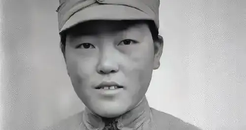 1943年常德会战，一群日本兵与一名中国军人展开了白刃战。