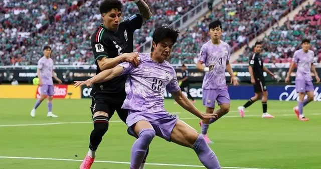 1-0！世界杯首支淘汰赛队伍诞生！韩国门将失误送礼，出线危急