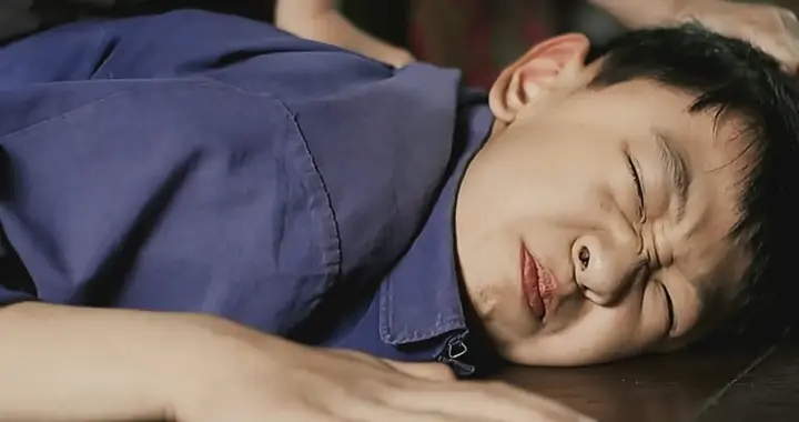 《父母爱情》在偷桃酥事件中，安杰打江卫民那一巴掌为何那么狠？