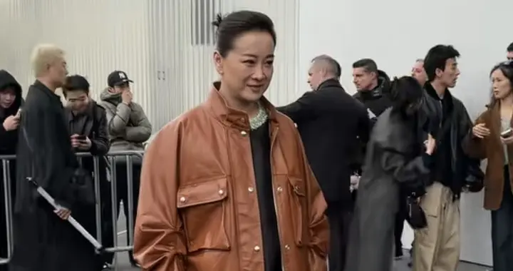 贾玲棕色的防水夹克，利落的版型搭配精致的金属纽扣