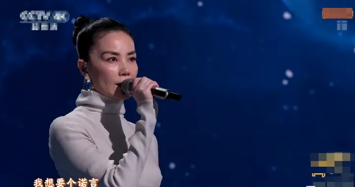 王菲春晚“翻车”真相：不是唱功崩了，而是编曲没改！咖位下滑？