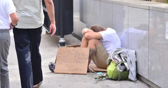 美国的“斩杀线”爆火扯下了谁的遮羞布？