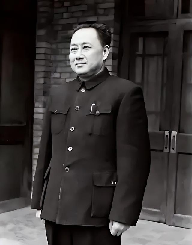 49年军区政委返乡想报杀母之仇，毛主席大手一挥：把425团带去！