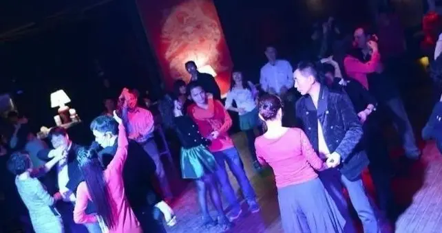 重庆莎莎舞厅悄悄变了！现在规规矩矩，热热闹闹超治愈