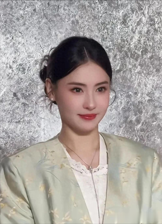 张柏芝景德镇美出新高度，新中式美学演绎“骨相天花板”