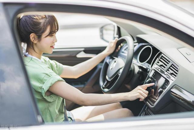 为什么在车里和宾馆选择，中年女人会选择在车里？