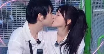 金莎43岁嫁25岁孙丞潇！网友评论两极分化，没想到争议竟是这3点