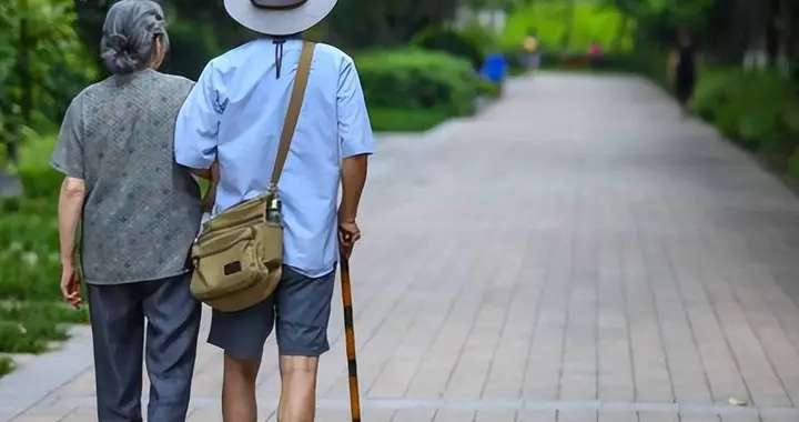 母亲糖尿病每天散步，一顿红烧肉后，脚上小伤口要截肢