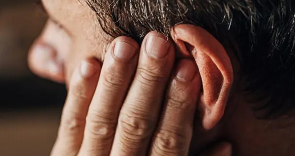 科学家研究发现，耳鸣与一项重要的身体功能健康存在某种联系