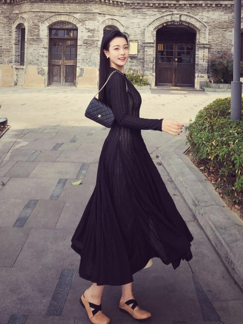 高级感黑色蕾丝拼接连衣裙赫本风掐腰小黑裙