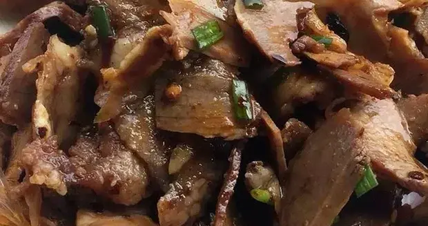 猪身上这3块“边角料”，外地人嫌脏不敢碰，四川人却做成极品