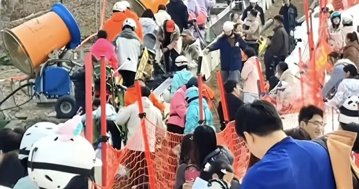 杭州滑雪场事故！传送带骤停多人受伤，有人摔有人掉，景区不限流