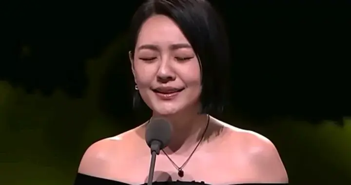 看懂小S金钟奖造型，才明白小S项链为什么装着大S骨灰