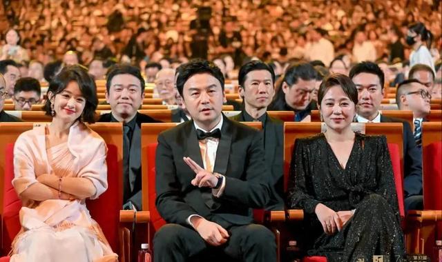 厦门这一夜，有人后台睡觉，有人惹毛老艺术家，00后争议中夺影后