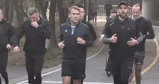 马克龙成都公园晨跑，数十名安保陪跑，中方人员骑行跟随护卫