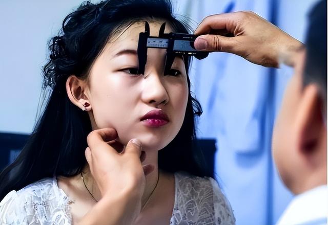 高考结束后“怪象”：医院里围满高中女生，家长心酸无奈却没办法
