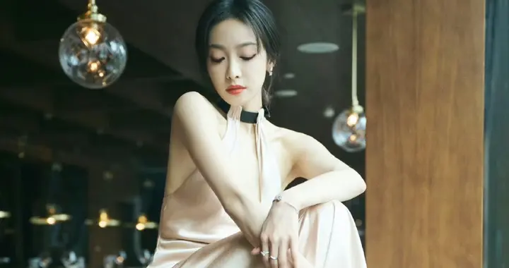 宋茜缎面长裙，精致优雅，高挑纤美。