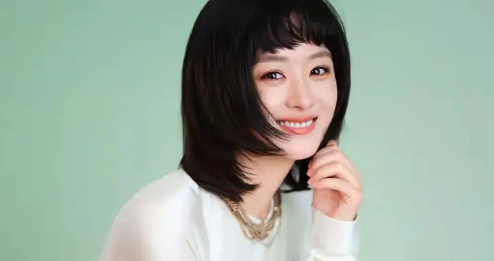 赵丽颖最新写真，一袭白裙勾勒婀娜身姿，小嘴巴肉嘟嘟的太美了！