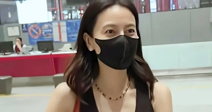高圆圆现身机场 无袖黑衣秀纤细手臂 瘦一圈更美丽 收粉丝礼物超开心