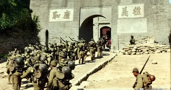 1938年，侵华日军镜头里的山西崞县古城，古老的城墙满目疮痍